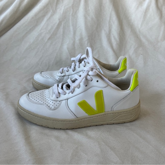 Veja V-10 Sneaker in Extra White Jaune Fluo Size 7 - Picture 2 of 11